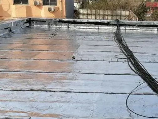 信丰卫生间漏水维修公司分享下信丰屋面楼顶防水刚性防水层施工要点。